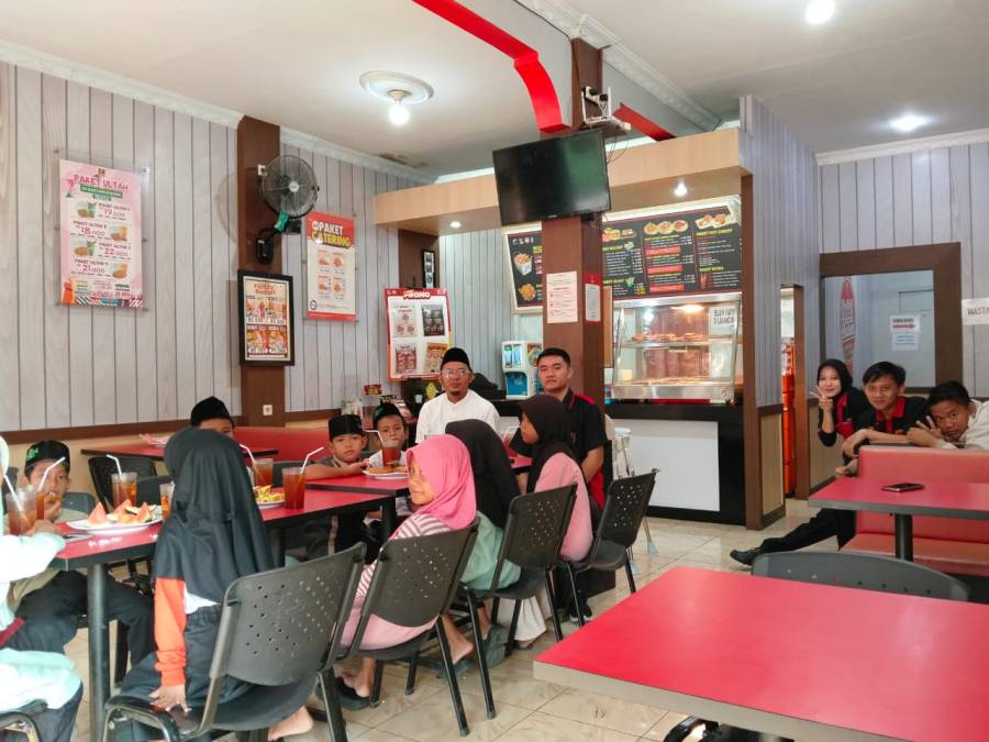 Kegiatan Doa Bersama & Santunan di Rocket Chicken BTK